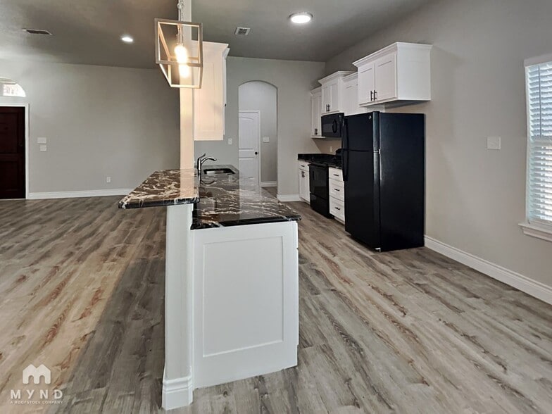 Building Photo - 375 E 9th St