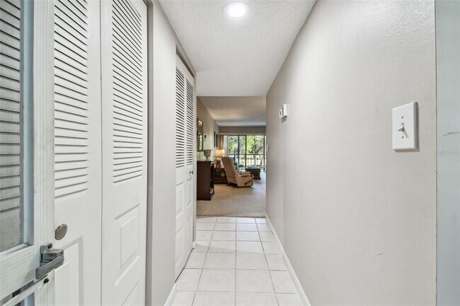 Building Photo - 2700 Cove Cay Dr