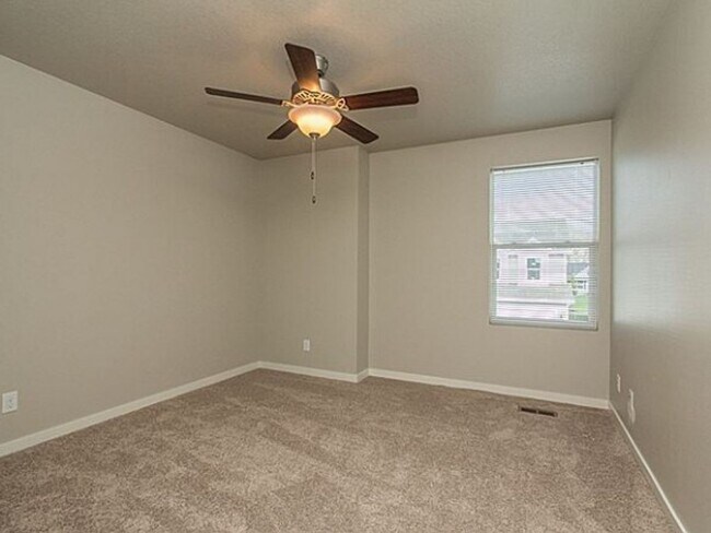 Building Photo - Twin Gates Townhomes - Interior Unit