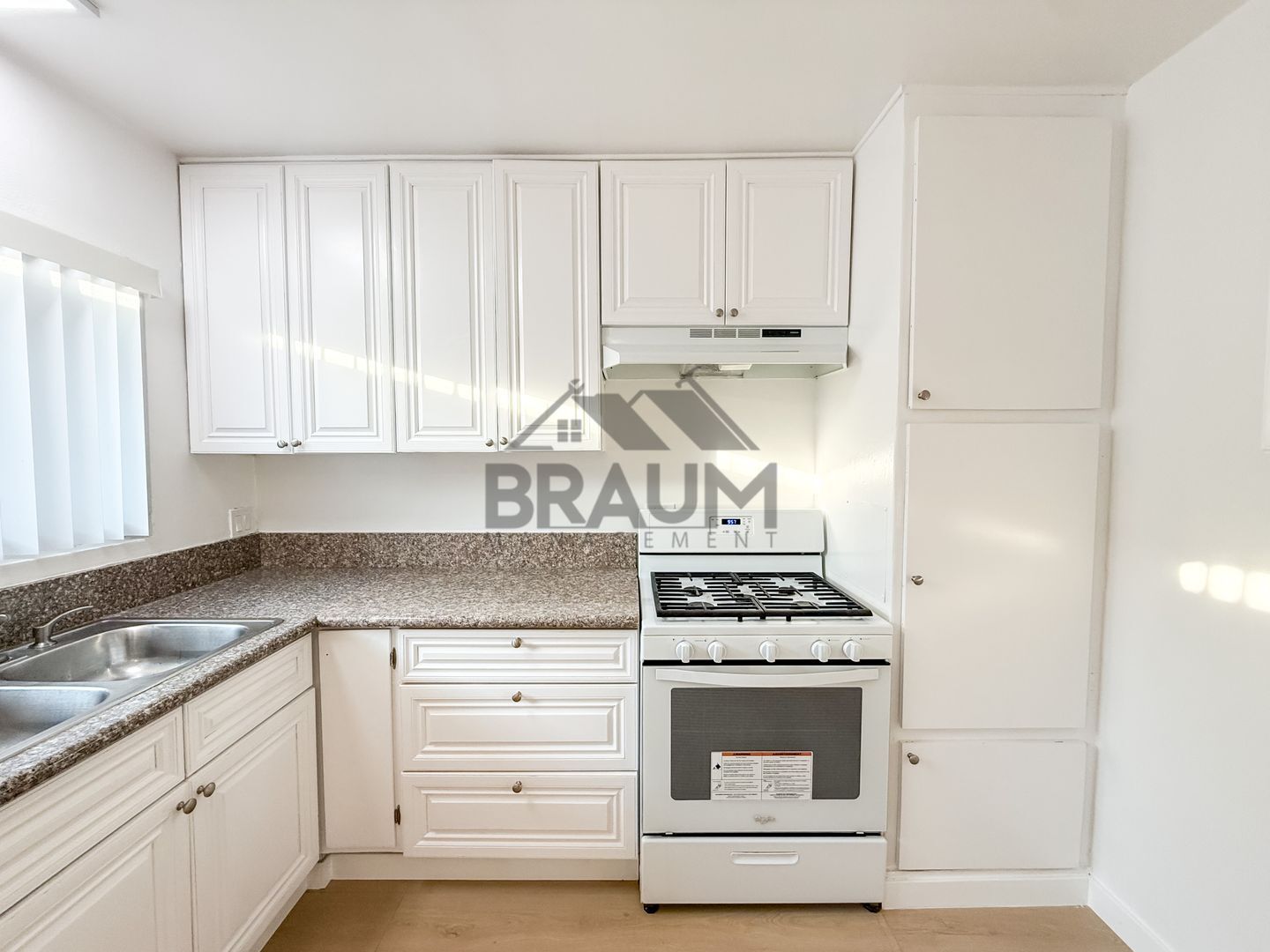 Building Photo - 13115 Oxnard St