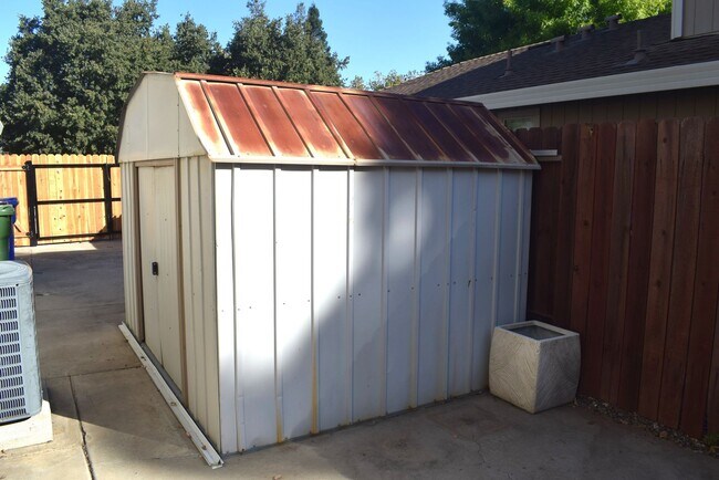 Building Photo - 5828 Laguna Vale Way