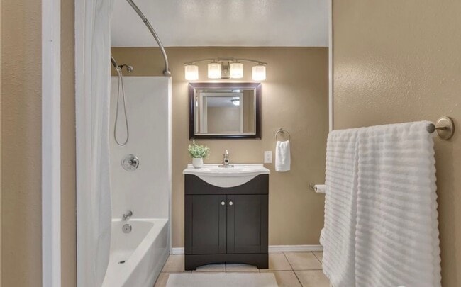 Building Photo - 4 Bedroom Kent home walking distance to lake meridian