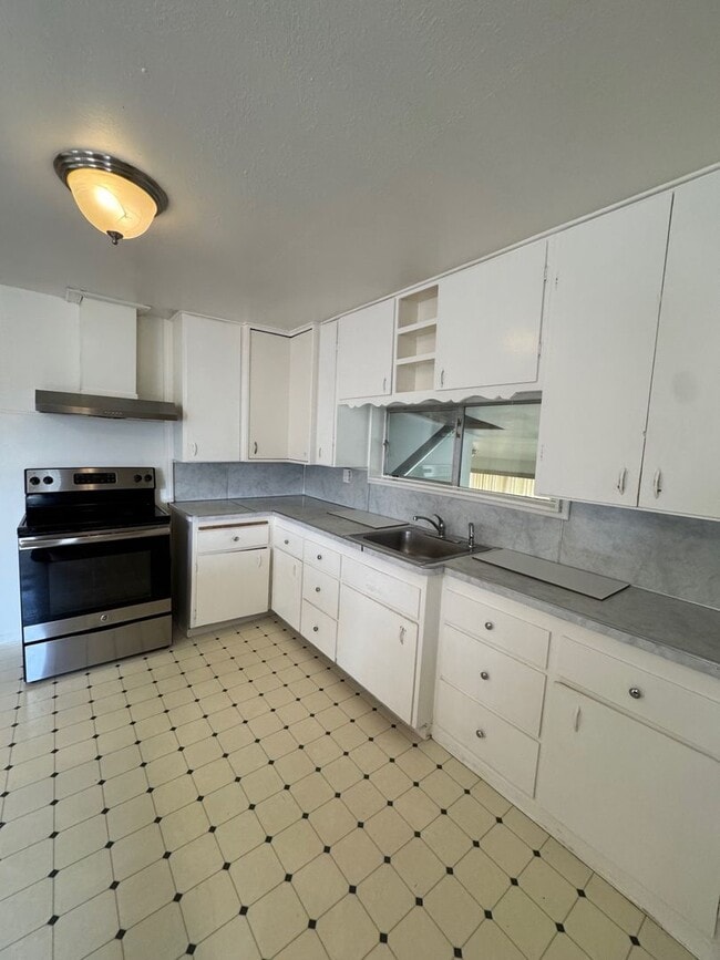 Building Photo - Cozy 4 bed 2 bath home in South Seattle