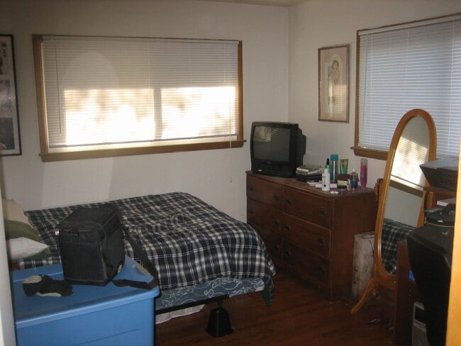 Building Photo - Cozy Duplex Near Highway 51