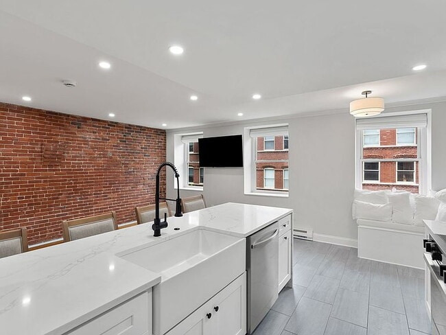 Building Photo - "Charming 2-Bedroom Retreat in the Heart of Boston's Vibrant North End"