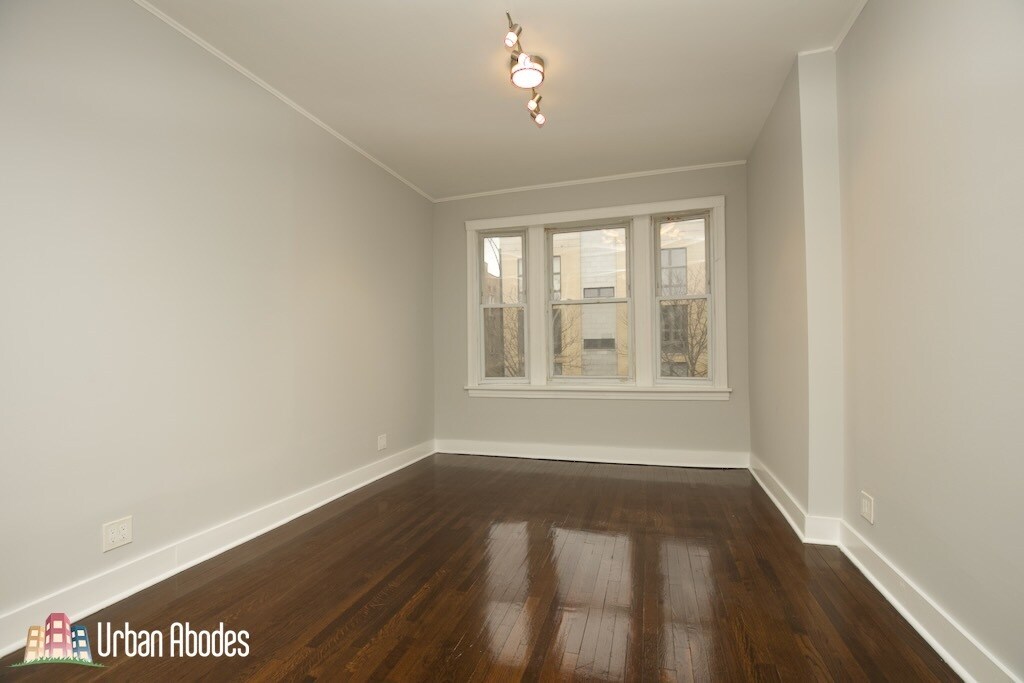 Building Photo - 3649 W Montrose Ave