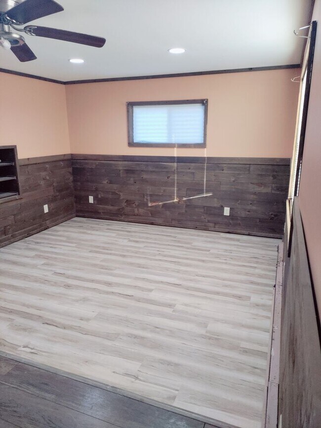 Building Photo - MIL-2117