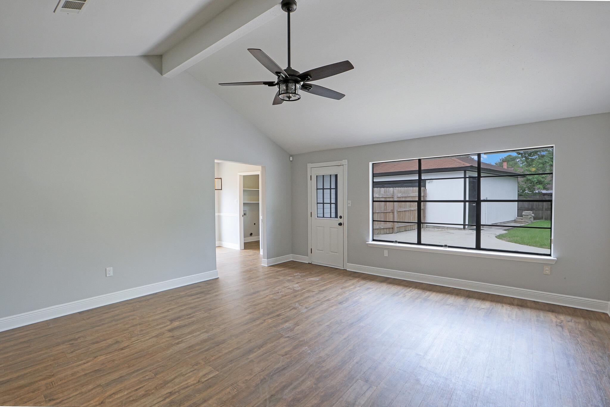 Livingroom - 811 N Lake Verret Ct