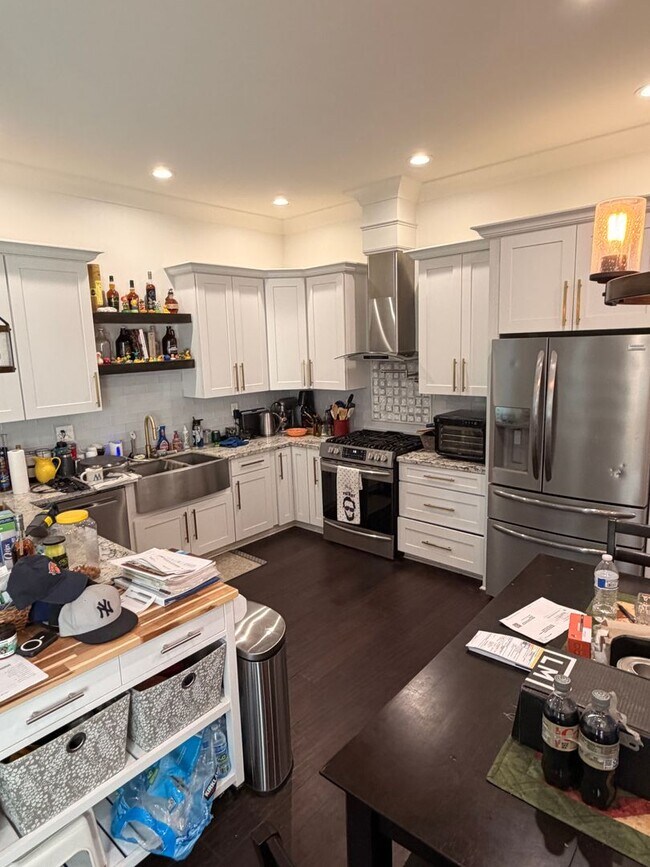Building Photo - Gorgeous Single Family Home, 4BD/4BA with Large Backyard