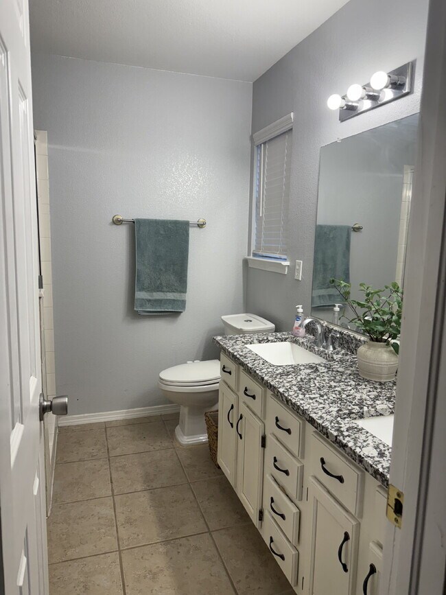 Building Photo - "Charming 3-Bed Oasis with Granite Touches & Cozy Fireplace in El Paso!"