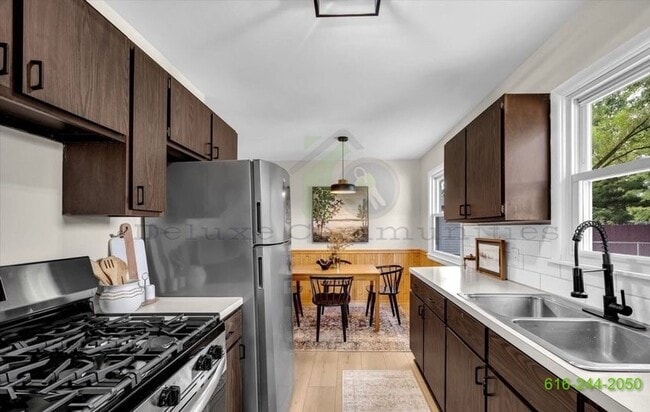 Building Photo - Newly Remodeled 3 Bedroom Kentwood Home! S...
