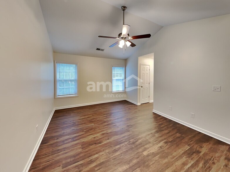 Building Photo - 952 Waldwick Dr