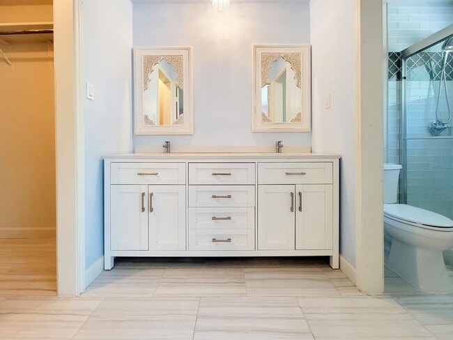 Building Photo - 3 Bed, 2 Bath Single-Level Gem with Firepl...