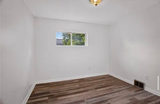 Building Photo - 6 Hemlock St