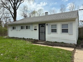 Building Photo - 3 Bedroom Home with Fenced Backyard
