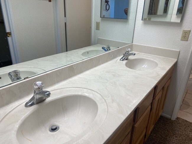 Building Photo - Waterfront 2BR 2B Condo Lower Level, gated with tennis,pool,spa,PRIVATE BEACH/DOCK