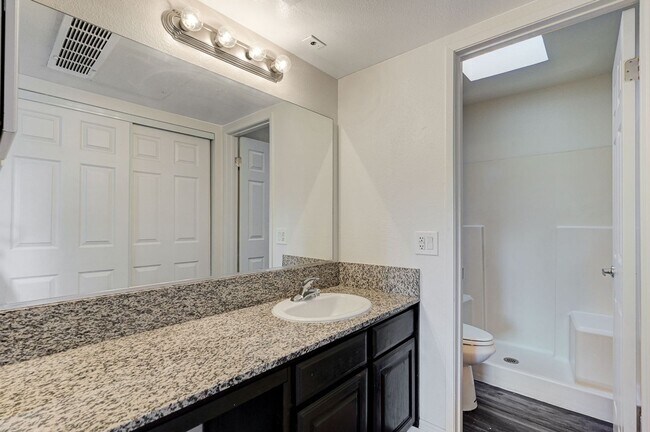 Building Photo - Charming 2 Bed 2 Bath!