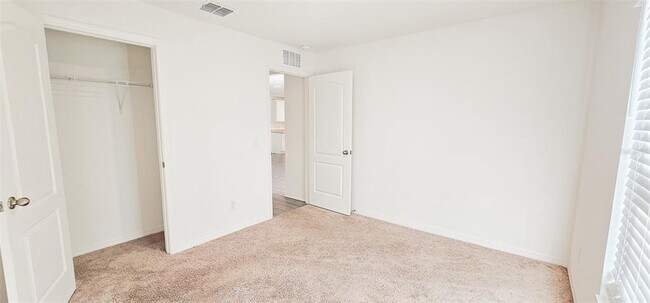 Building Photo - 271 Begonia Ln