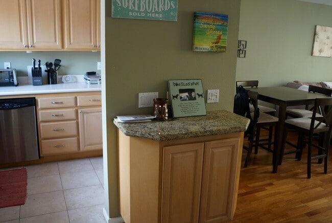 Building Photo - 3 Bed 2.5 Bath in Pacific Beach with laundry and garage!