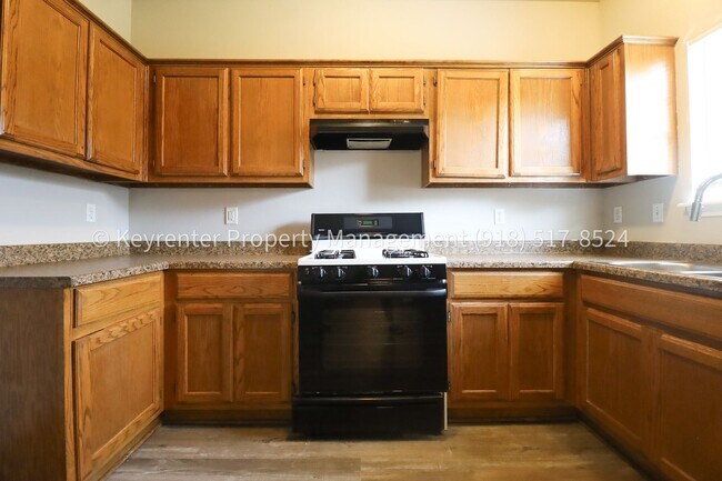Building Photo - 3 Bed | 1.5 Bath in Central Tulsa! ***Accepts Vouchers***