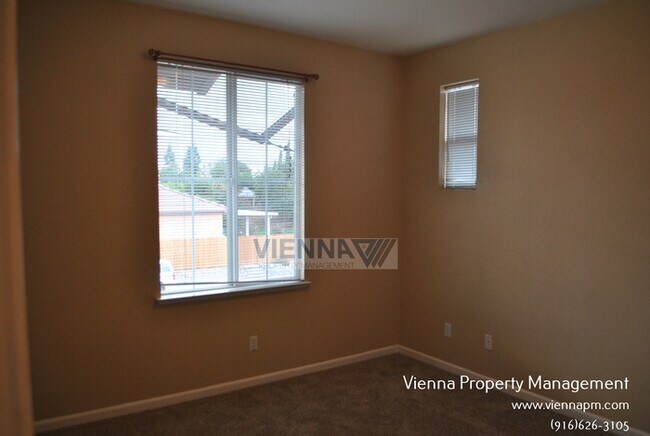 Building Photo - Beautiful 4 Bedroom + Study in Desirable Neighborhood