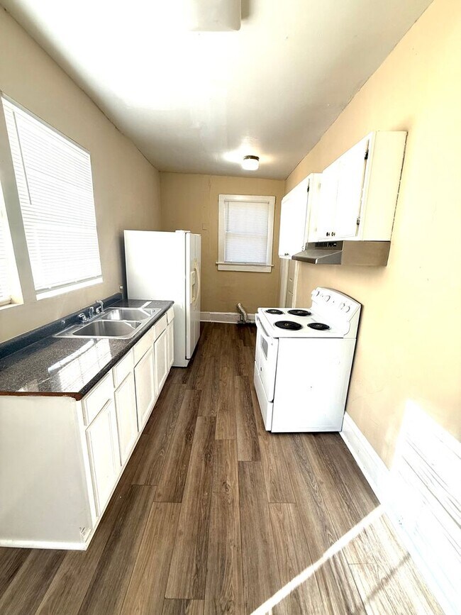 Building Photo - ** 2 Bed 2 bath located close to downtown ** Call 334-366-9198 to schedule a self tour
