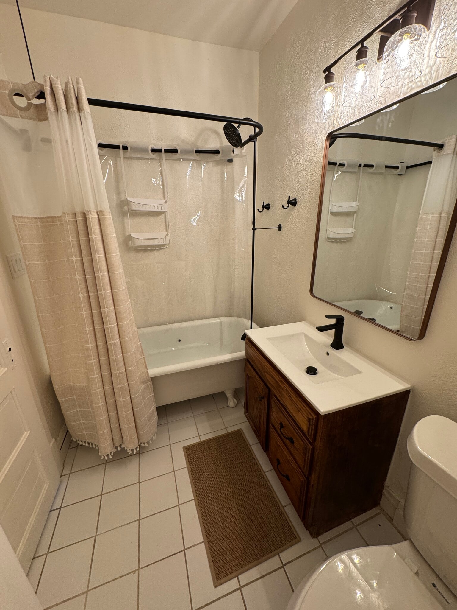 Unit 3 bathroom - 209 N William St