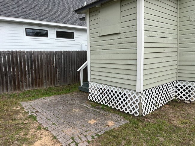 Building Photo - Furnished Downtown Mid Term Rental near East Hill