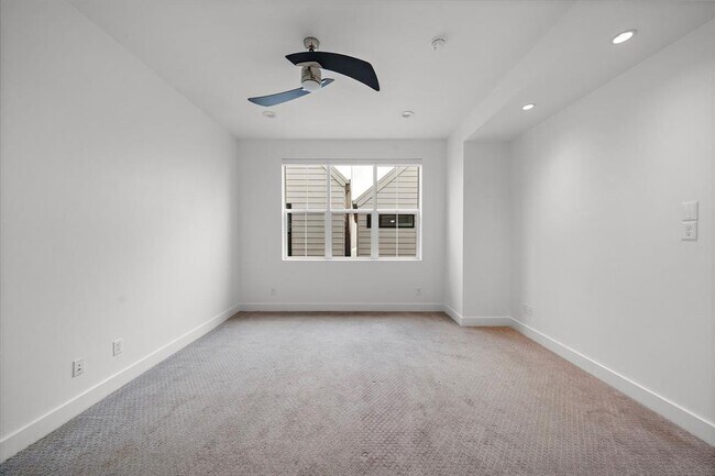 Building Photo - 608 Middle St