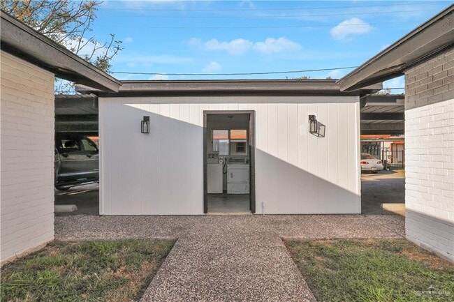 Building Photo - 25 Fern Ave W