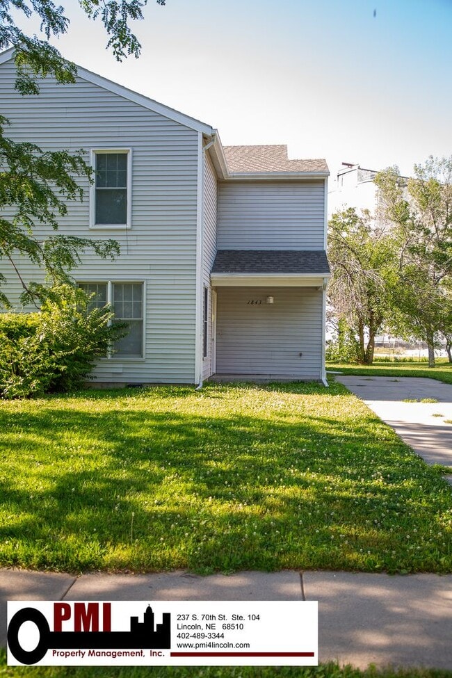 Primary Photo - 3 Bedroom and 1.5 bathroom Duplex for rent