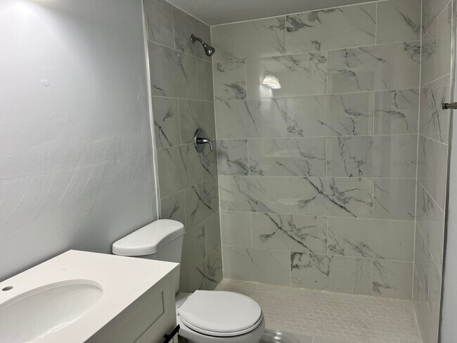 Building Photo - 1195 NW 16th Ave