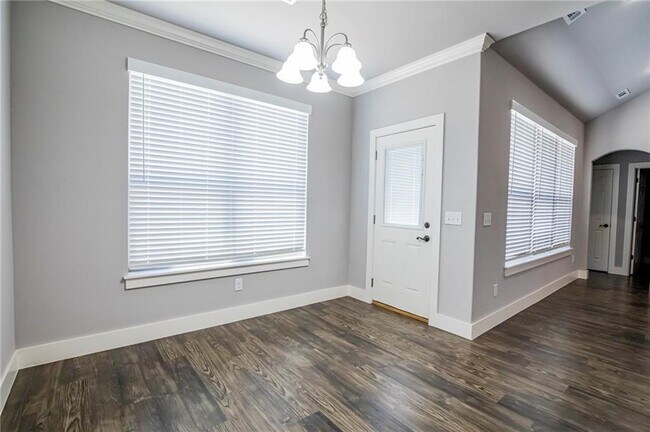 Building Photo - 213 Alder St