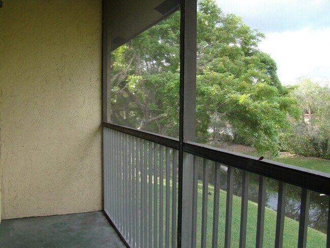 Building Photo - BEAUTIFUL 2/2 IN THE HEART OF CORAL SPRINGS