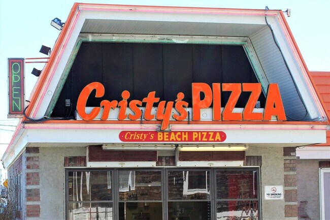 Building Photo - 10 Anchor St