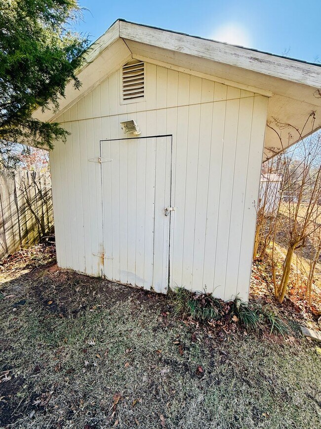Building Photo - Whimsical in Lake Wildwood