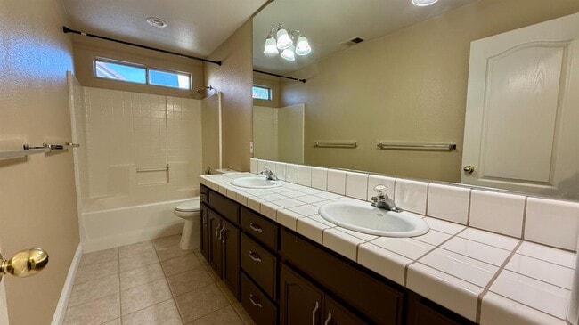 Building Photo - 960 Vista Pl