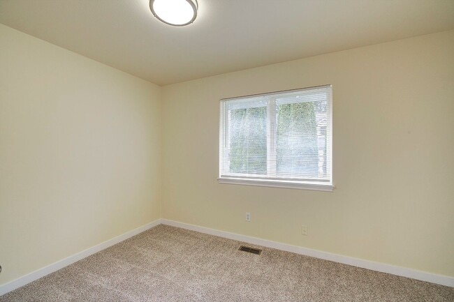 Building Photo - 3Bd/2.5Ba Lynnwood Duplex