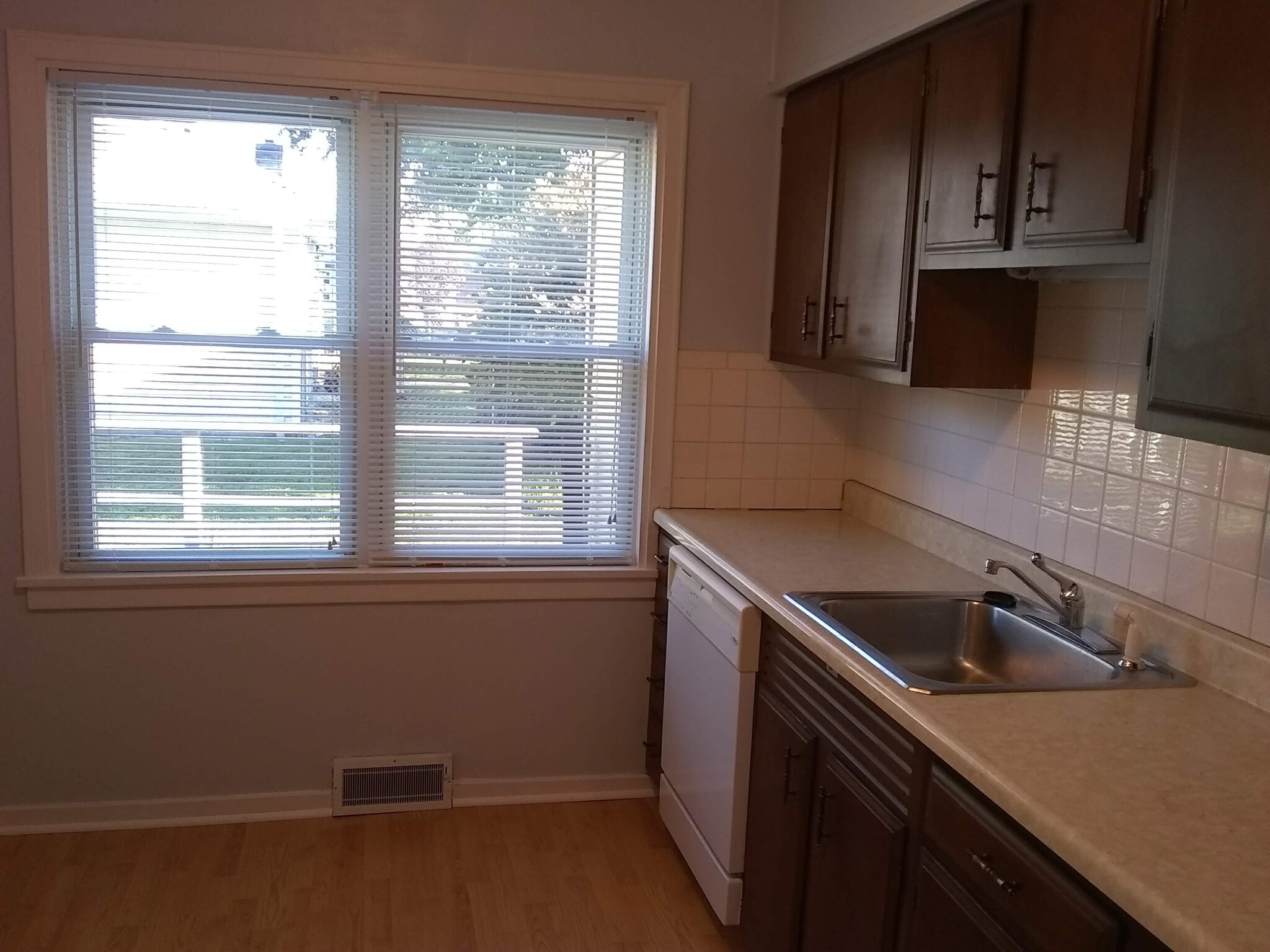 Kitchen with windows - 525 25th St