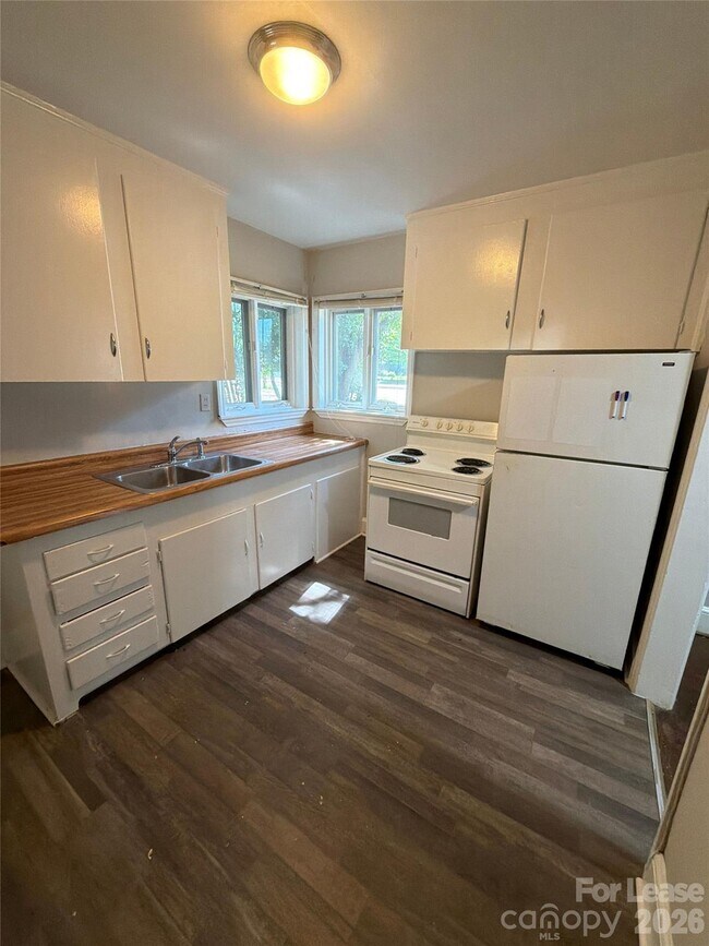 Building Photo - 3526 Eastway Dr