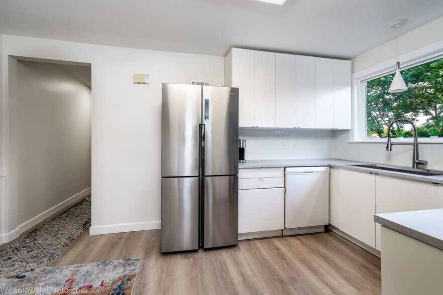 Fully furnished 1 or 2bd, parking, balcony, AC, Laundry - 9003 Bronx Ave