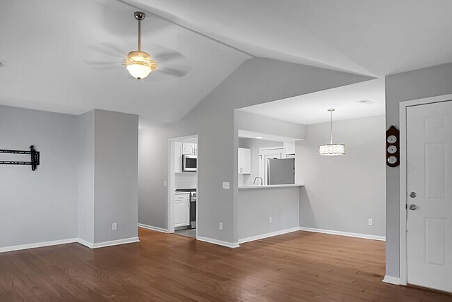 Building Photo - Charming 3 Bedroom 2 bathroom ready for you to call home!