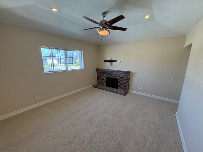 Building Photo - 2652 Santa Ana Ave