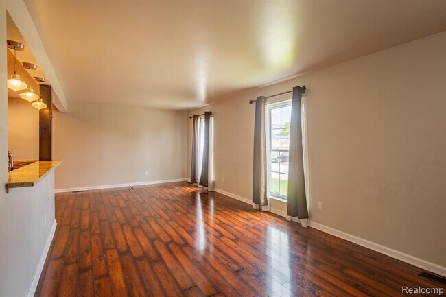 Building Photo - 35243 Turner Dr