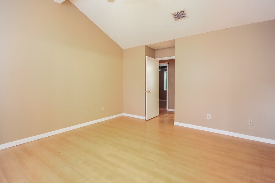 Building Photo - 16530 Quail Park Dr