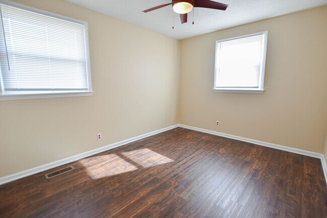 Building Photo - Pet Friendly Three Bedroom!