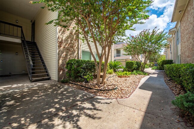 Building Photo - 2300 Augusta Dr