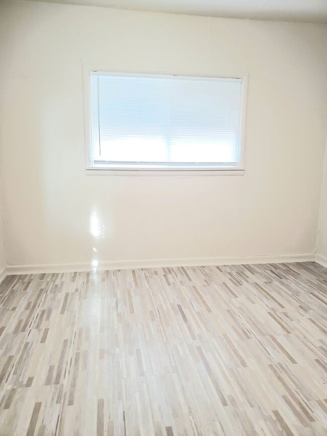 Building Photo - Cozy 1 bed, 1 bath house! Centrally located with washer & dryer!