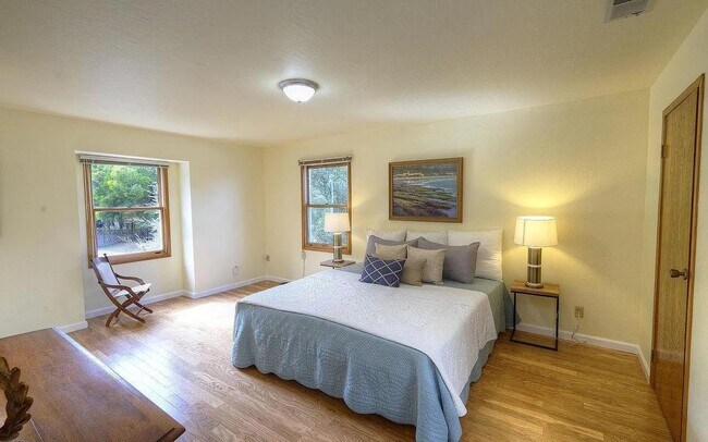 Building Photo - 1004 Acacia St