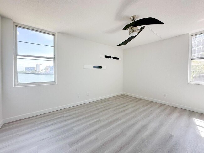 Building Photo - 7910 Sun Island Dr S